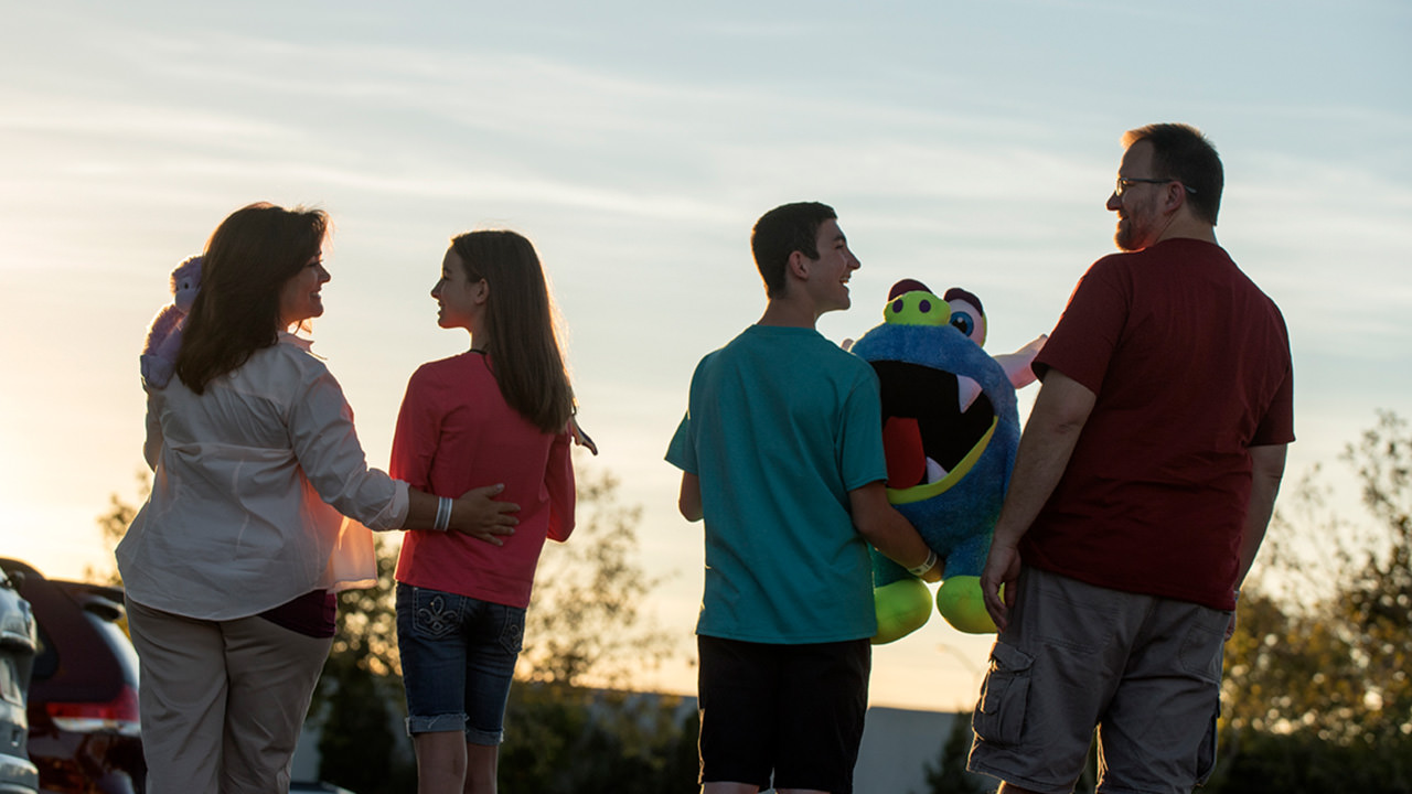 Una familia al atardecer en Cliff's